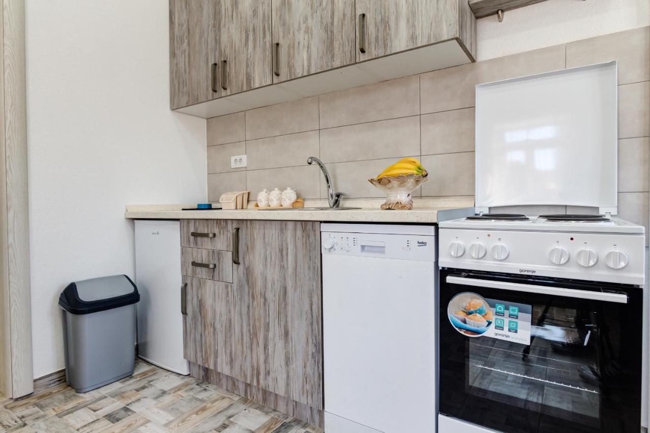 Starfish Accommodation Тиват Экстерьер фото