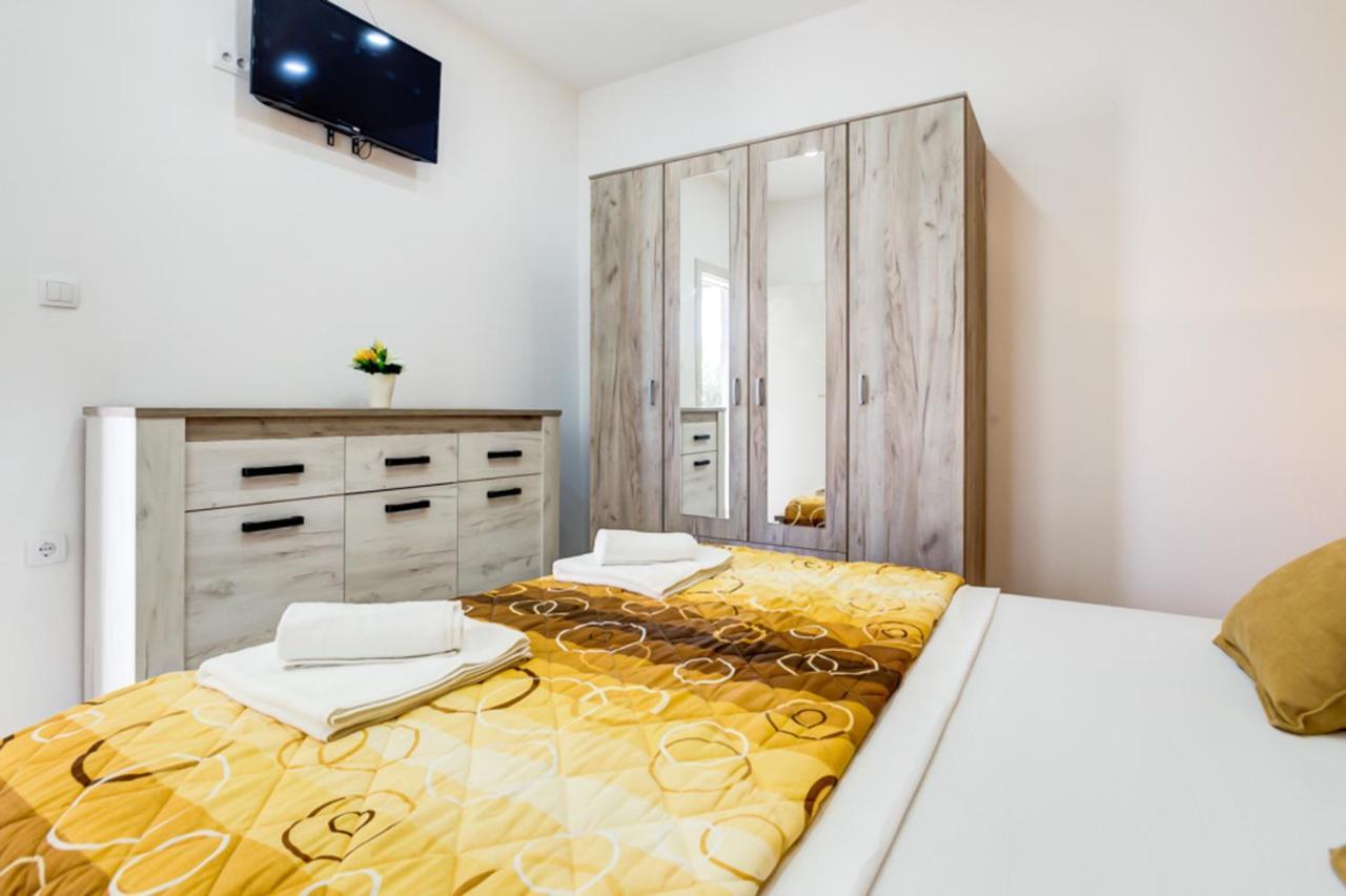 Starfish Accommodation Тиват Экстерьер фото